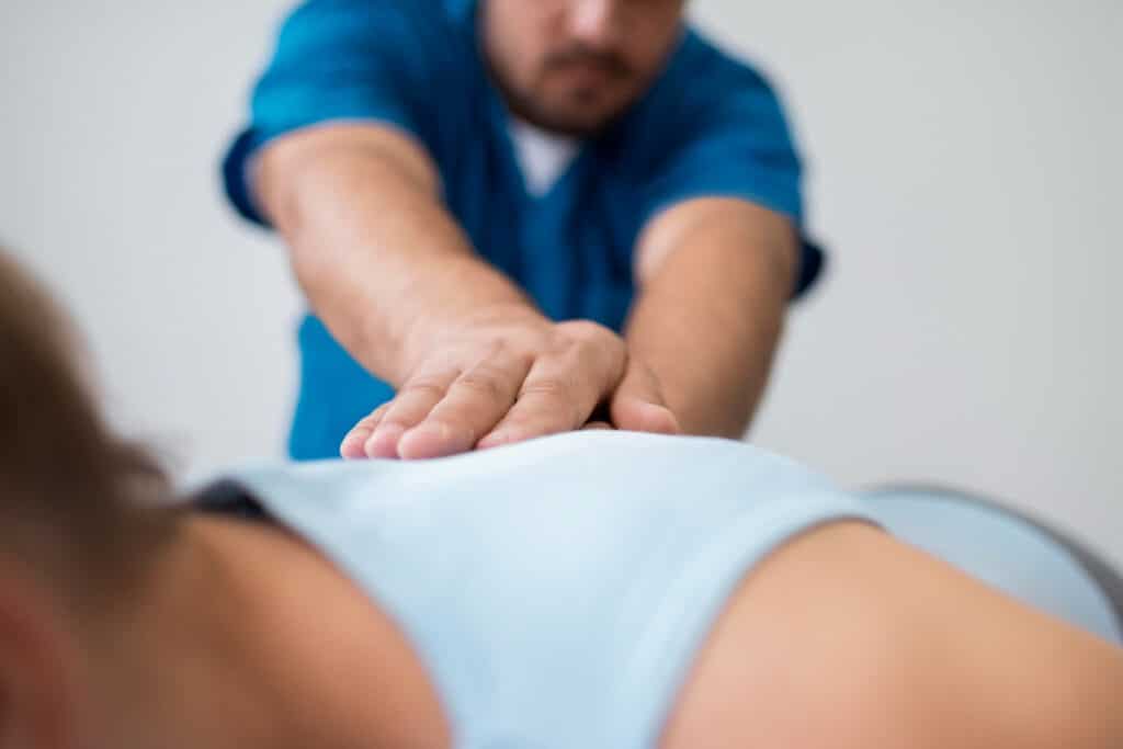Fisioterapia a domicilio en la comarca de l’Horta Sud atendiendo en casa a una persona mayor